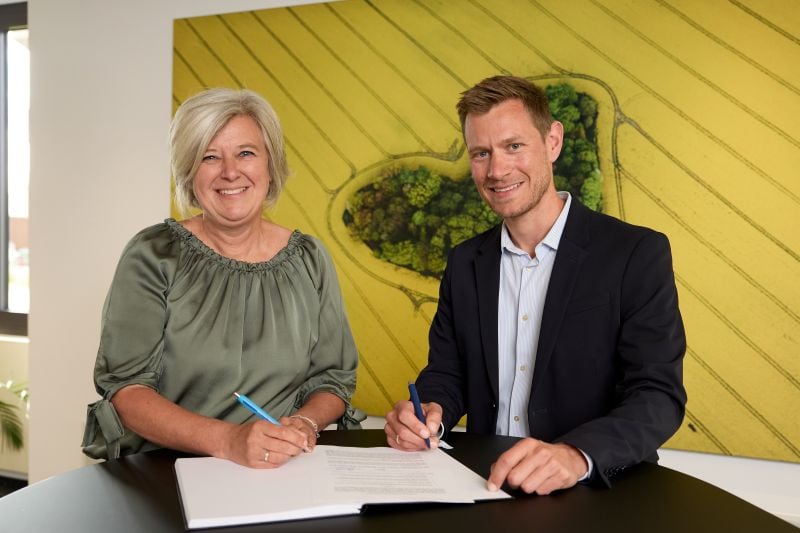 Aphea.Bio CEO Isabel Vercauteren (left), and Bayer's head of biologicals Christoph Breitenströter from Bayer (right).